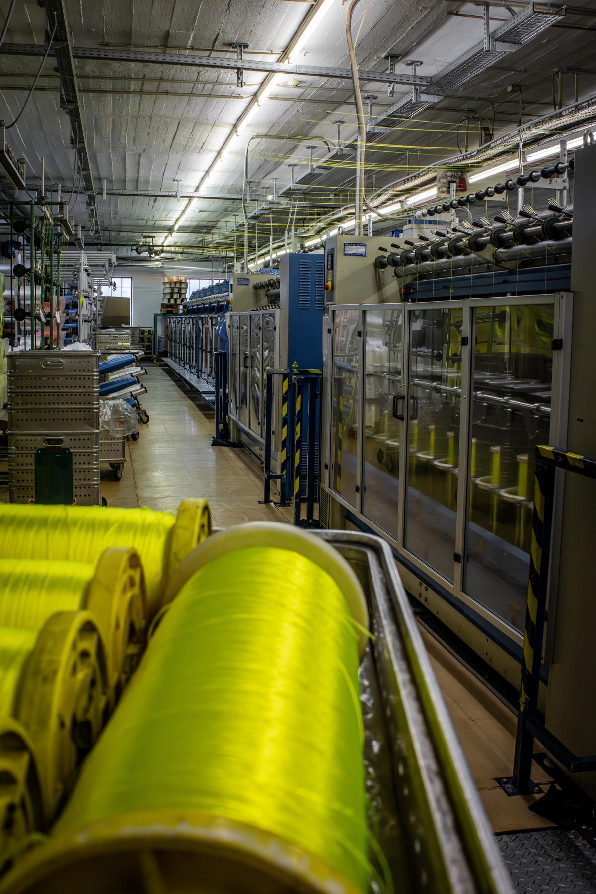 Große gelbe Garnrollen in der Produktionshalle